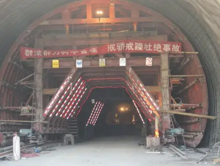 中铁十六局青海共和河卡山隧道衬砌台车